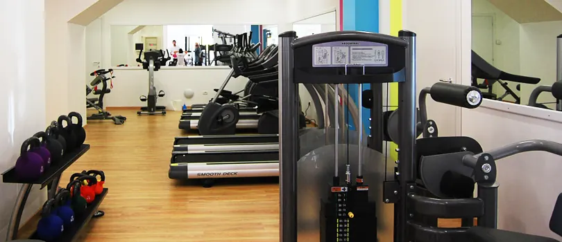 Area cardio e pesi liberi